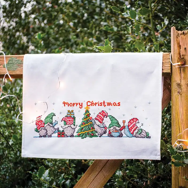 Kit per ricamare un canovaccio da cucina Vervaco Gnomi con albero di Natale | Nuovo in catalogo