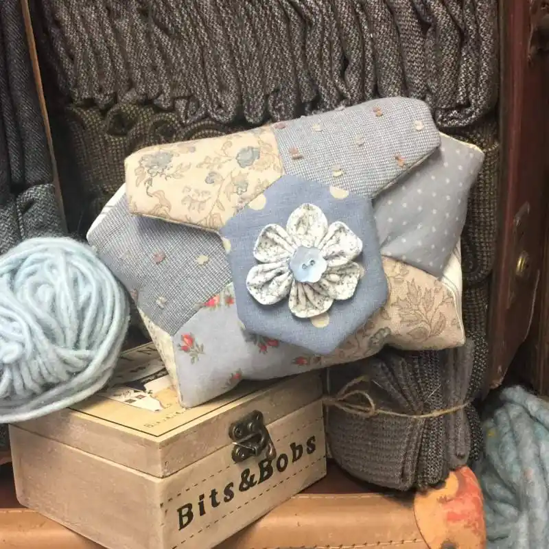 Qualità garantita - Cartamodello Pochette Esagoni con Fiore
