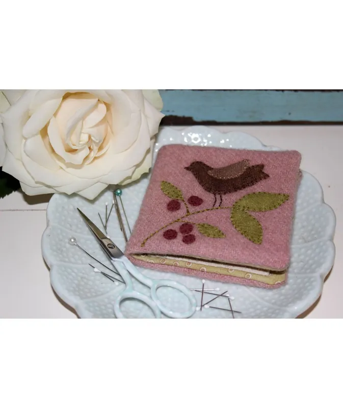 Winterberry Needlebook - Cartamodello Porta Aghi di Natalie Bird, The BirdHouse - Nuovo lancio