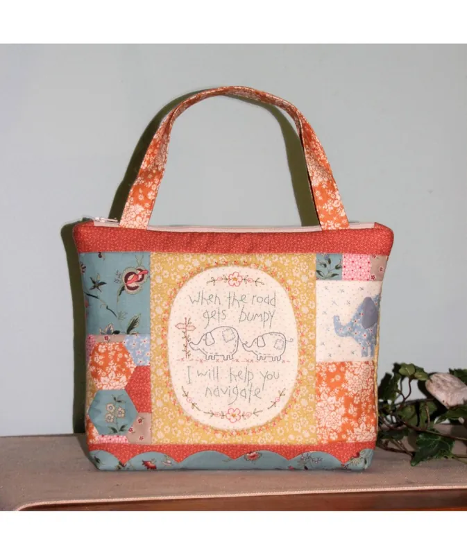 Nuovo lancio | Ellie‘s Tale - Cartamodello Borsa con Zip e Stitchery prestampato, The BirdHouse by Natalie Bird