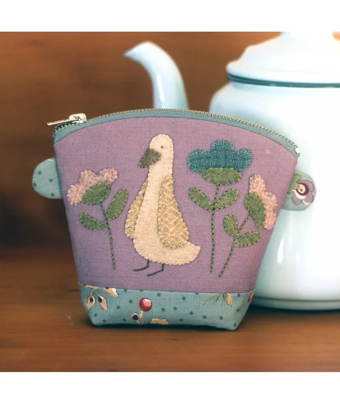 Disponibile - Meadow‘s Rest - Cartamodello Pochette con Zip con Applique, The BirdHouse by Natalie Bird