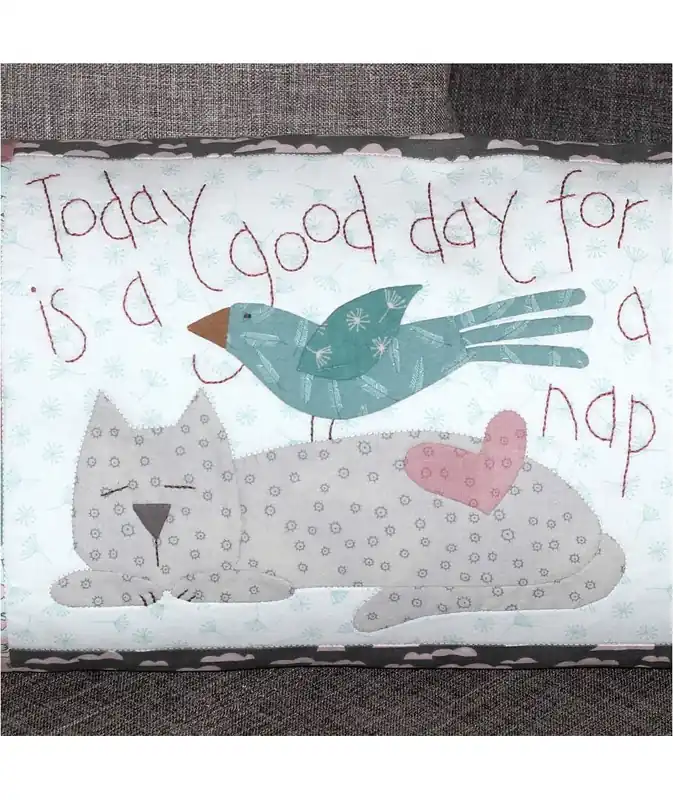 Tra i più venduti - Cat Nap Cushion - Cartamodello Cuscino in Applique da 22x10 cm, The BirdHouse by Natalie Bird
