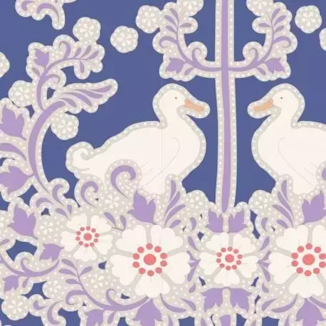Tilda 110 PlumGarden, Duck Nest Blueberry, fondo blu, nido coppia papere avorio , fiori bianchi e rami lilla | Sconto extra