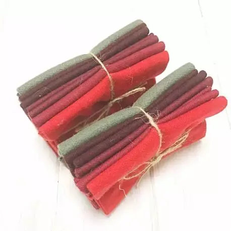 Nuovo arrivo | Pacchettino di Panno di Lana in nuance Verde, Rosso e Bordeaux, 5 da circa 25 x 27 cm