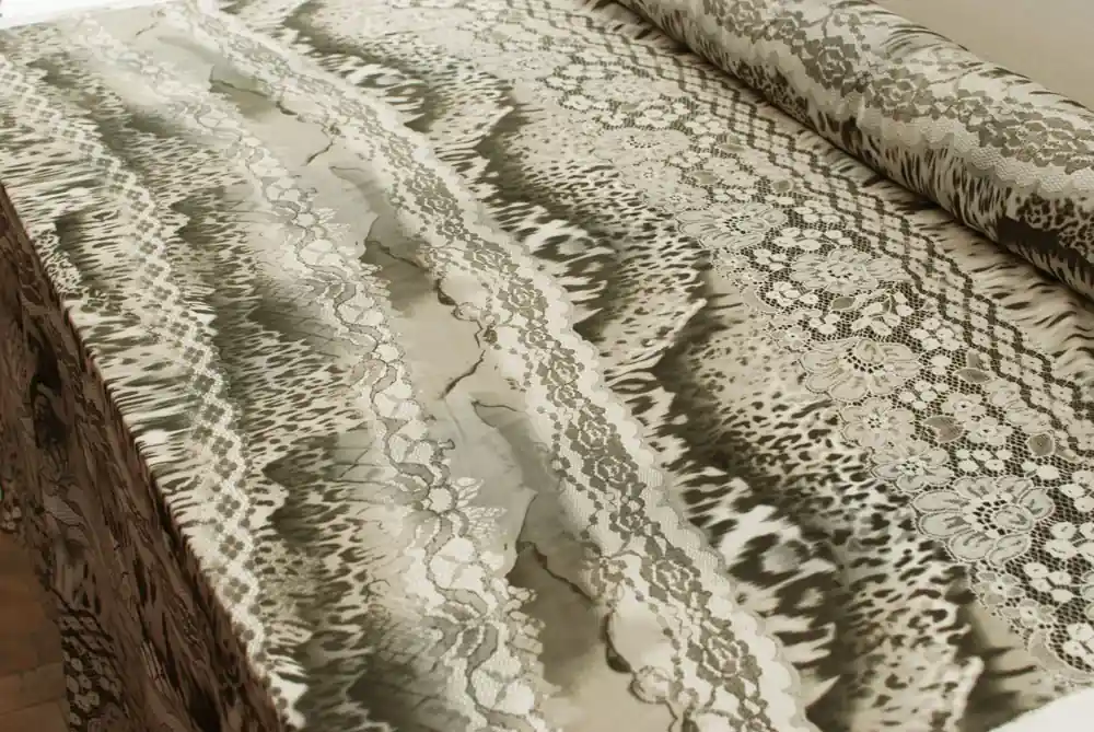 Appena aggiunto - Scampolo 300x153cm di POLIESTERE TORTORA FANTASIA PIZZO
