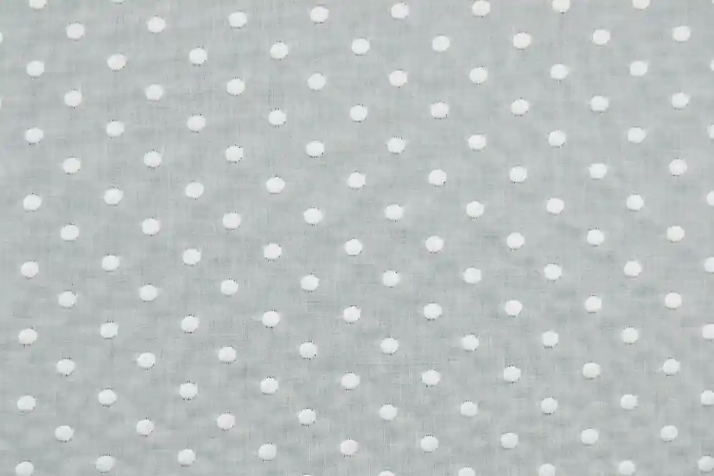 Scampolo 50x148cm di Mussola di puro cotone bianco ottico con pois in rilievo - Ordina ora