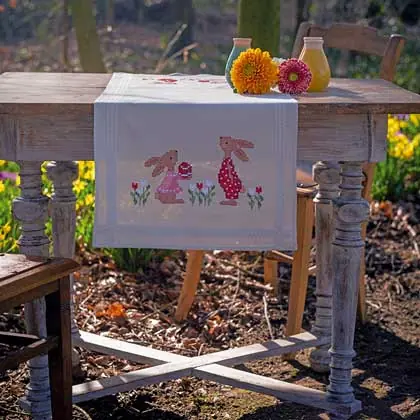 Runner - Conigli di Pasqua in un giardino di tulipani - Offerta