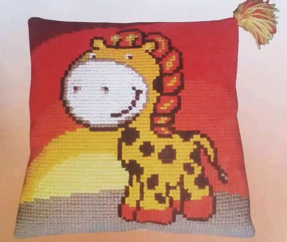 “Giraffa allegra”. Kit-ricamo per cuscino - Alta qualità