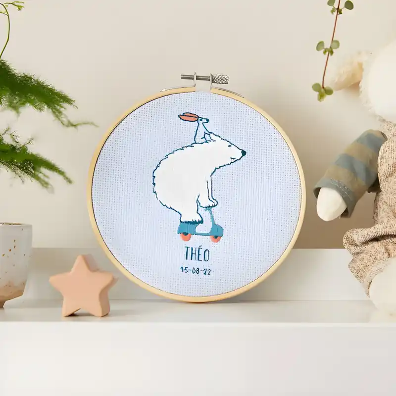 Reso gratuito - Kit di ricamo personalizzabile con scatola regalo - Orso polare su monopattino - DMC